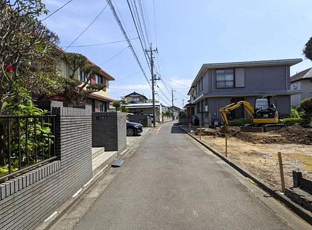 【前面道路含む現地写真】『１号棟』
ひとたび扉を開けばそこに待っているのは上質な空間とマイホームでの新生活をイメージさせる優雅なひととき。「この家なら…」ではなく「ここに住みたい♪」と思う感動をお届けいたします。