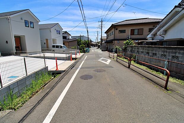 【前面道路含む現地写真】今日も、明日も、この街で、きっと家族がしあわせになる物語が描かれていくはずです。毎日の何気ない『いってきます』『ただいま』に幸せを感じられる、そんな住まいを。