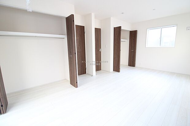 【洋室】洋室は２つのお部屋に分けることも可能です。お子様が小さいうちは広く使い、将来はお子様のお部屋として区切ることで家族のプライベートを重視できます。