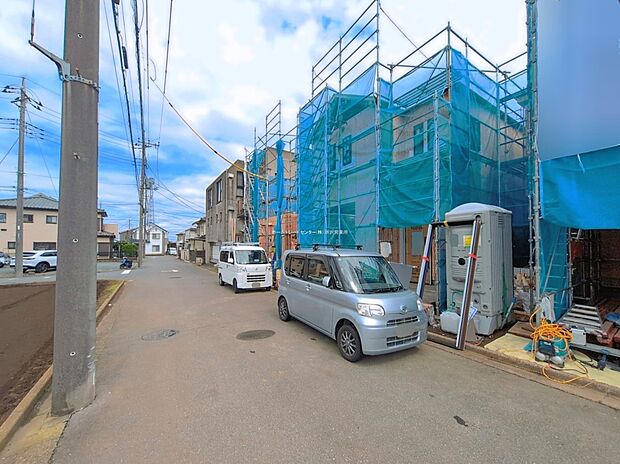 【前面道路含む現地写真】『A号棟』
ひとたび扉を開けばそこに待っているのは上質な空間とマイホームでの新生活をイメージさせる優雅なひととき。「この家なら…」ではなく「ここに住みたい♪」と思う感動をお届けいたします。
