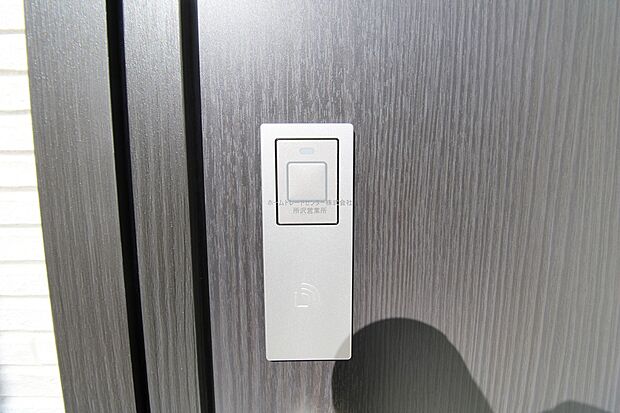 【【スマートキー】】たくさんお買い物をした時や、お子様を抱っこしながらでも簡単に開けられるのが便利。急いでいる時でも鍵を取り出さずに済みます。