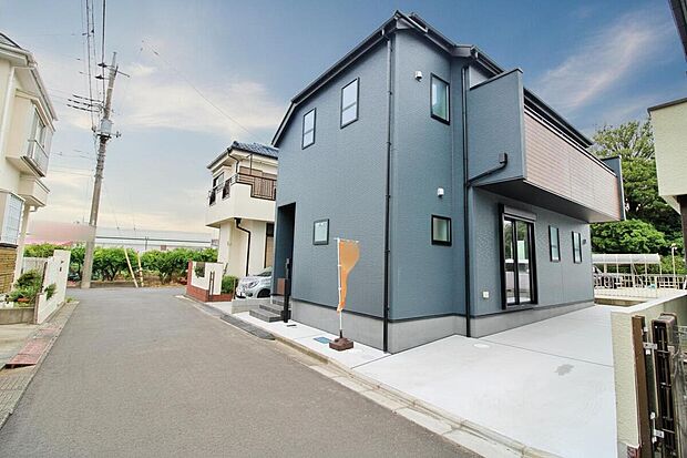 【前面道路含む現地写真】『１号棟』
ひとたび扉を開けばそこに待っているのは上質な空間とマイホームでの新生活をイメージさせる優雅なひととき。「この家なら…」ではなく「ここに住みたい♪」と思う感動をお届けいたします。