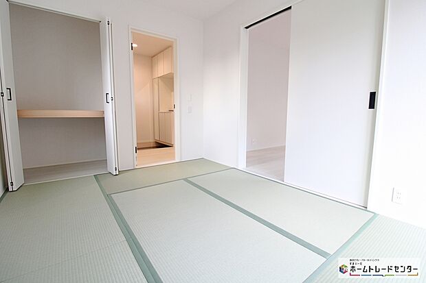 【和室】リビングの隣には、ホッと落ち着く和室を用意。書斎や子供部屋、客間としても使えます。何かと便利な居室です♪
