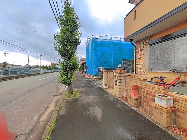 【前面道路含む現地写真】『１号棟』ひとたび扉を開けばそこに待っているのは上質な空間とマイホームでの新生活をイメージさせる優雅なひととき。「この家なら…」ではなく「ここに住みたい♪」と思う感動をお届けいたします。