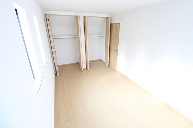 【洋室】充分な広さの収納を備え、普段使いの洋服も選ぶのが楽しくなりそう♪採光良好な洋室は、快適空間。プライベートの時間もゆったりお寛ぎ頂けそうです。