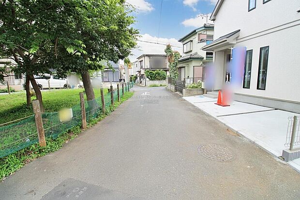 【前面道路含む現地写真】『A号棟』ひとたび扉を開けばそこに待っているのは上質な空間とマイホームでの新生活をイメージさせる優雅なひととき。「この家なら…」ではなく「ここに住みたい♪」と思う感動をお届けいたします。