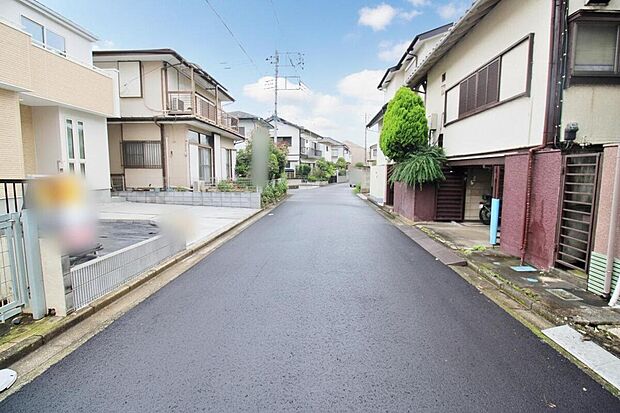 【前面道路含む現地写真】『１号棟』
ひとたび扉を開けばそこに待っているのは上質な空間とマイホームでの新生活をイメージさせる優雅なひととき。「この家なら…」ではなく「ここに住みたい♪」と思う感動をお届けいたします。