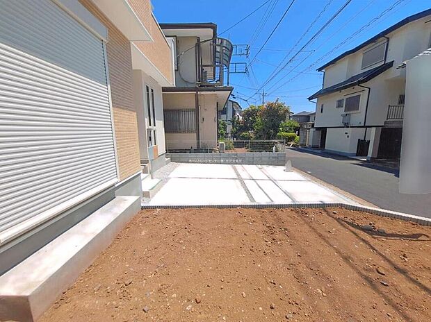 【庭】陽光たっぷり降りそそぐ、南庭を備えた理想のお住まいです。お子様の遊び場や趣味のガーデニングなど、ライフスタイルに合わせていろいろとお楽しみ頂けます。