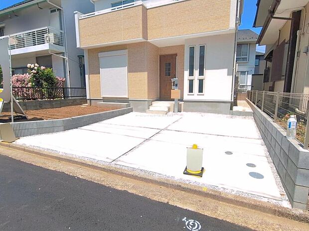 【駐車場】カースペースは並列で2台分ご用意しています♪前面道路も広々していて、お車の出し入れもストレスなく行えます☆休日の愛車の洗車もゆったり広々、ご自身のペースでピカピカに仕上げたいですよね！