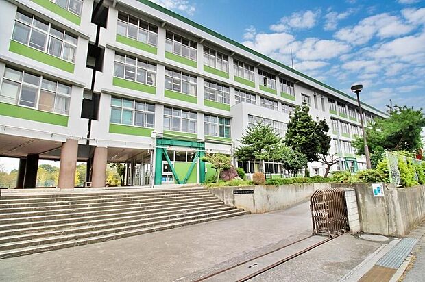 飯能市立加治中学校(約900m)
