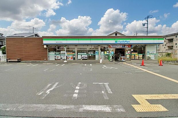 ファミリーマート飯能加治小学校前店(約368m)