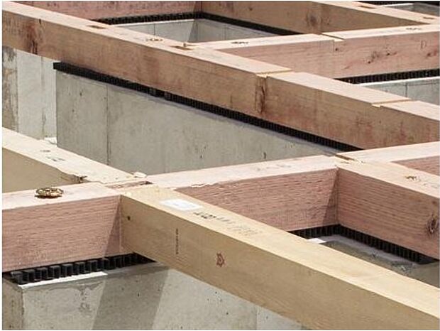 【剛性・耐久性にすぐれた「ベタ基礎」】コンクリートで建物の下一面を支える工法。 基礎鉄筋を張り、強度を高めたベタ基礎の耐圧盤を1階の床下全面に施工し、広い耐圧盤の面で建物の荷重を地盤に伝えます。