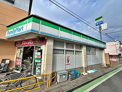 ファミリーマート入曽駅前店 709m(徒歩９分)