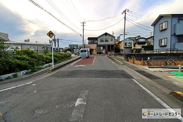 【前面道路含む現地写真】『A号棟』
ひとたび扉を開けばそこに待っているのは上質な空間とマイホームでの新生活をイメージさせる優雅なひととき。「この家なら…」ではなく「ここに住みたい♪」と思う感動をお届けいたします。