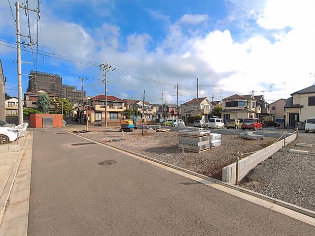 【前面道路含む現地写真】ひとたび扉を開けばそこに待っているのは上質な空間とマイホームでの新生活をイメージさせる優雅なひととき。「この家なら…」ではなく「ここに住みたい♪」と思う感動をお届けいたします。