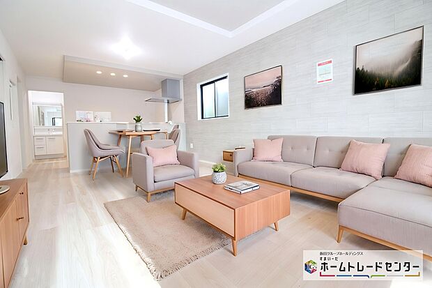【リビング】明るく開放感のあるリビング。対面式キッチンは、いつでもご家族を感じられる空間作りの重要ポイントになりそうです。※家具をCGで加工しています。家具付き販売ではございません。