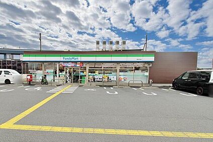 ファミリーマート飯能双柳店 372m (徒歩5分)