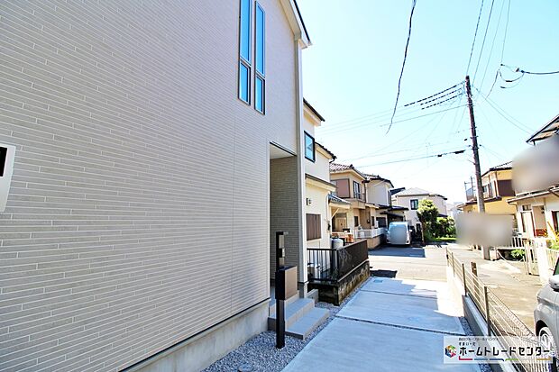 【前面道路含む現地写真】『１号棟』ひとたび扉を開けばそこに待っているのは上質な空間とマイホームでの新生活をイメージさせる優雅なひととき。「この家なら…」ではなく「ここに住みたい♪」と思う感動をお届けいたします。