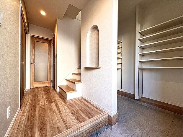 ベビーカーやアウトドア用品などがスッキリと収まる大型SIC(土間収納)