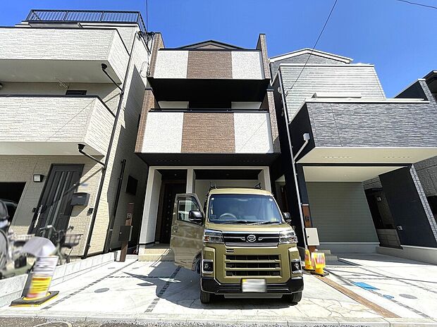 プライバシー面が守られやすく、しっかりと採光がとれ、明るい日差しが差し込む2階リビングを採用。