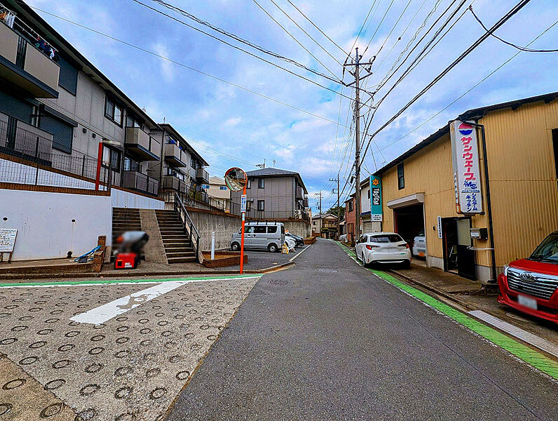 小中学校や公園、スーパーやドラッグストアに近く生活便利