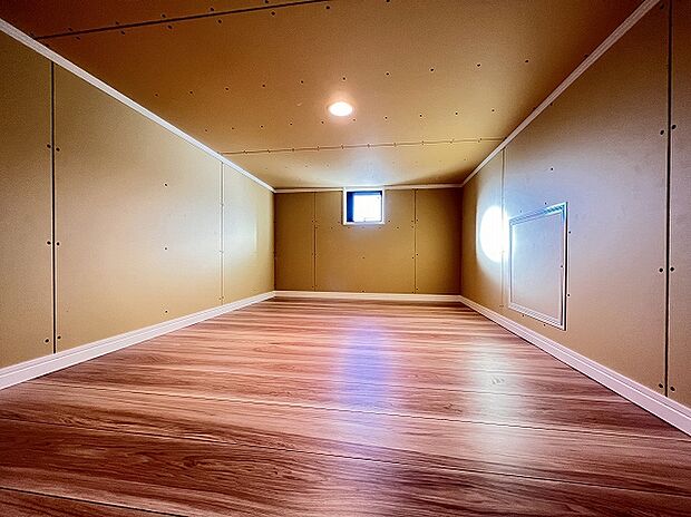【小屋裏収納】季節物の衣服等、普段使わない物の収納に便利な小屋裏収納。