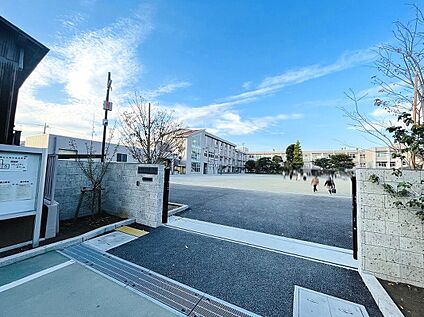 【板橋区立紅梅小学校】  徒歩5分(約350ｍ)