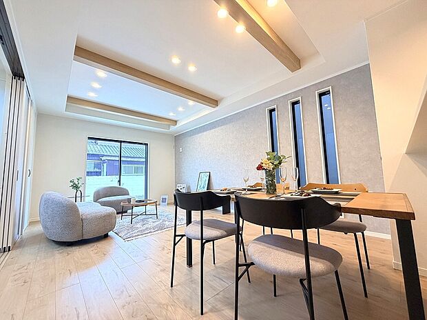 【リビング】調光機能付きライティングが、ホテルライクな上質空間を演出します。
昼間は明るく開放的に、夜は照度を落として美しいディナータイムやシアター空間を愉しむ、大人の贅沢を叶える照明計画です。