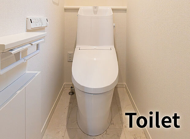 【【トイレ】】フチレス形状でお掃除ラクラク！100年使用しても耐えられるアクアセラミックのシャワートイレ。
紙巻器はコンパクトなものと下部に扉付棚のある埋込収納タイプがお選びいただけます。