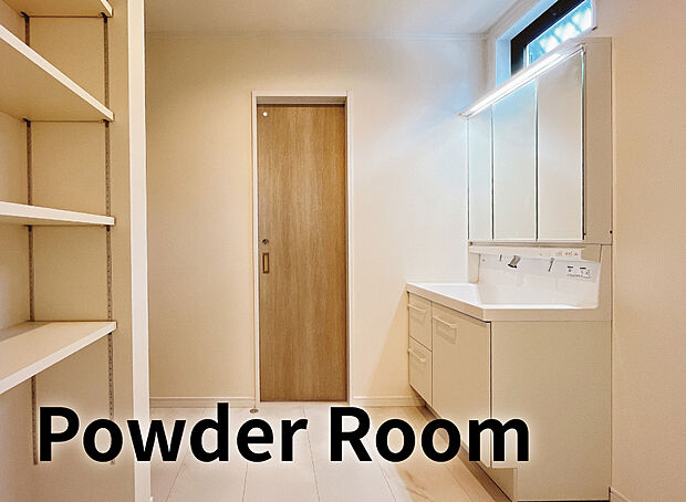 【【洗面】】水がたまりにくい「キレイアップ水栓」を採用し、使いやすさとお手入れのしやすさを追求した三面鏡付洗面化粧台。
スペースが広くスキン・ヘアケア等がしやすいW1200タイプを採用。