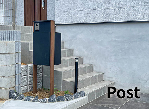 【【ポスト(宅配ボックス付)】】外出時や家事などで手が離せない時にも荷物を受け取れる便利な宅配ボックス付きのポスト。