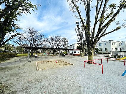 【しのがやと公園】  約150ｍ(徒歩2分)