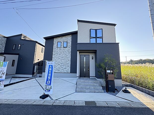 シックな黒と石目調の外観が目を引く、太陽光発電システム搭載のZEH住宅。ゆとりの駐車スペースと、緑豊かな環境で叶える「家計と地球に優しい」新生活をご提案します。