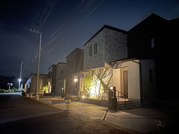 植栽を照らす外部LED照明　建物を引き立て、夜でも明るい街を実現します