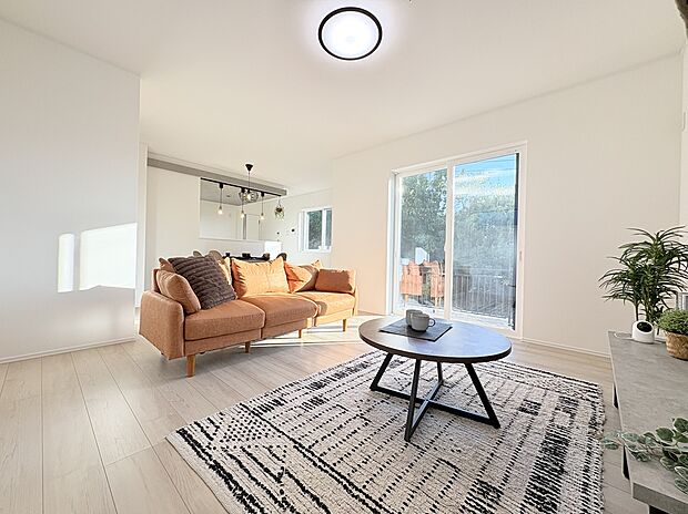 （15号棟LDK）
1.8帖のパントリー付き。洗面、UBが廊下に設置されており、リビングへの音を気にせず、お過ごしいただけます。