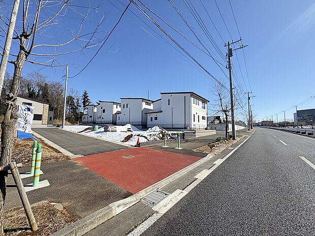 歩道は広く、きれいに区画整理されており、お子様の通学もしやすく子育てにもおすすめの環境です。