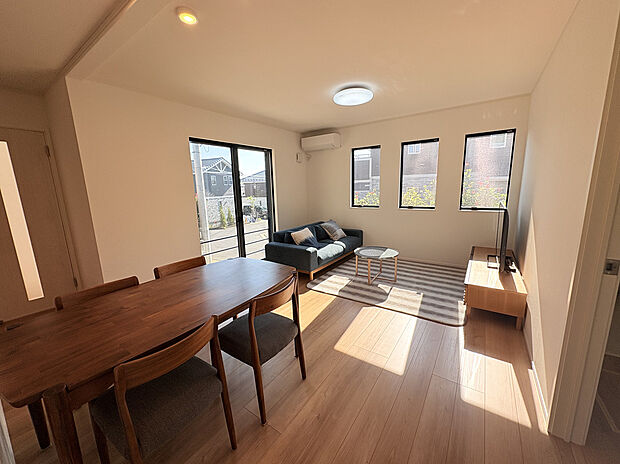 太陽の光を浴びながら、家族とのんびり過ごせるLDK。