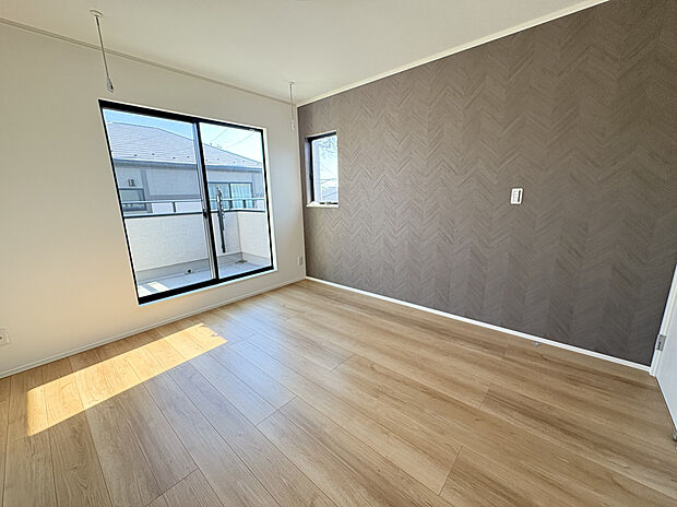 リラックスできるような落ち着いた色合いのアクセントクロスを採用しました。
衣類乾燥機「乾太くん」の他に、室内物干しができるスペースも確保しています。