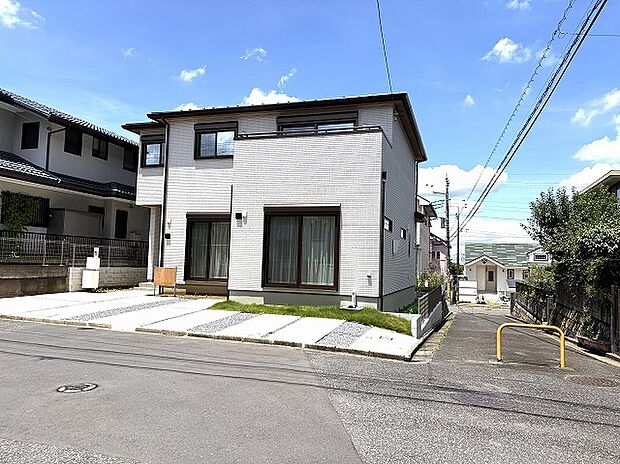 東南側は広々とした6m幅の公道です。
段差もなく使いやすい土地。
北東側は歩道の為車は通らず、角地ならではの陽当りと開放感を享受できます。
