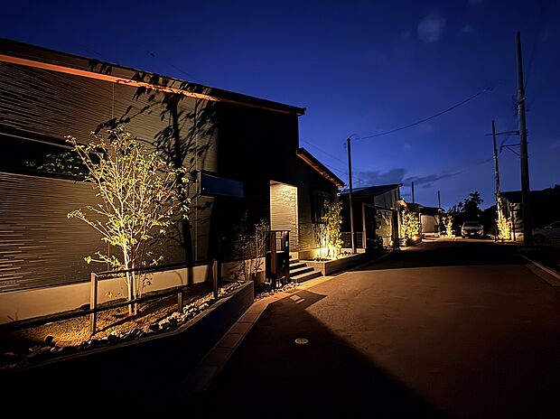 【外観】夜間は分譲地全体が幻想的な雰囲気に包まれます。
全棟平屋の分譲地ならではの街並みです。