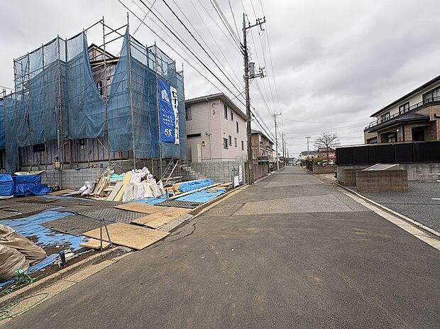 【前面道路】物件の前面道路は車通りは比較的少なく、車の出し入れも安心です。