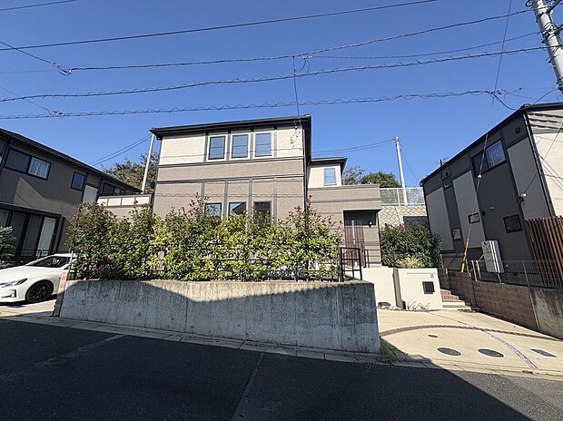 【外観】光と影が織りなす表情豊かなこだわりのデザイン。見る角度や時間帯によって様々な姿を楽しめます。