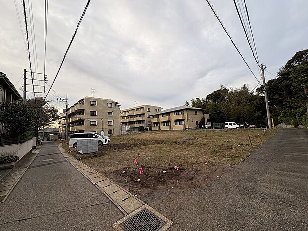 【現地写真】前面道路南向きで晴れの日は日当たり良好。駅徒歩5分の好立地です。