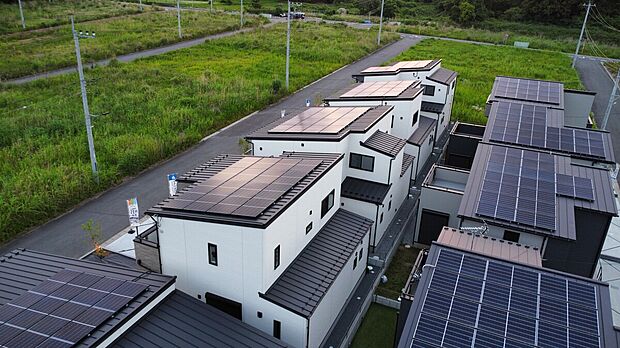 【航空写真】大型太陽光発電システムを搭載したヘリオスタウン四街道たかおの杜