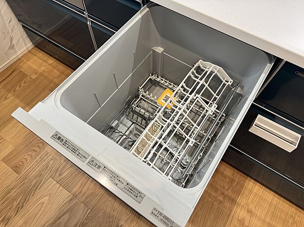 【食器洗い乾燥機】キッチンデザインにスッキリと収まるビルトインタイプの食器洗い乾燥機です。引き出し式で食器の出し入れがしやすく、毎日の洗い物をしっかりサポート。手洗いよりも高温のお湯でパワフルに洗い上げるため衛生的で、冬場の手荒れ対策にもおすすめです。