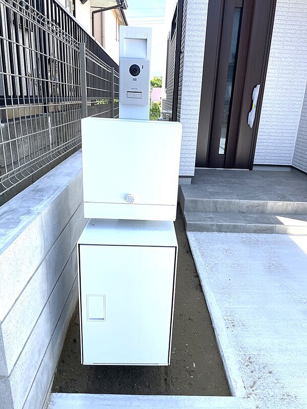 【宅配ボックス】不在時でも確実にお荷物を受け取れる便利な宅配ボックスを設置しています。共働きのご家庭や、お出かけが多い方でも再配達の手配をする手間が省け、ネットショッピングをより快適に楽しめます。時間指定を気にせずお出かけできる嬉しい設備です。