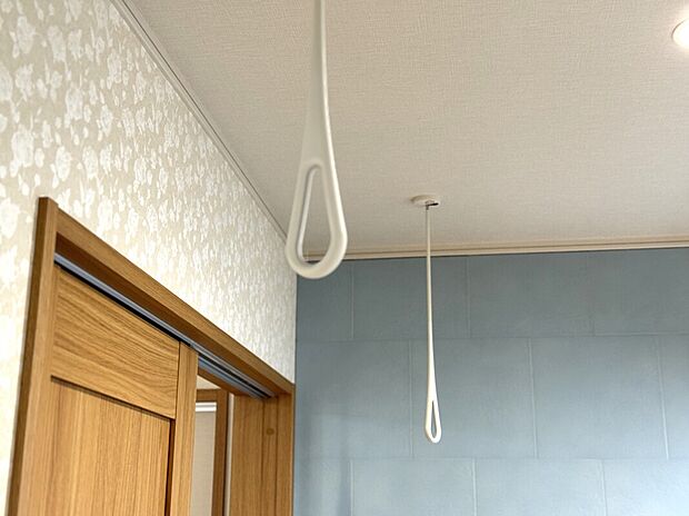 【室内物干し】天井スペースを有効活用した便利な室内物干し。急な雨の日の避難場所としてはもちろん、外に干しにくいデリケートな衣類を干すのにも重宝します。生活空間の邪魔になりにくく、家事動線を考慮した配置で毎日のお洗濯を快適にサポートしてくれます。