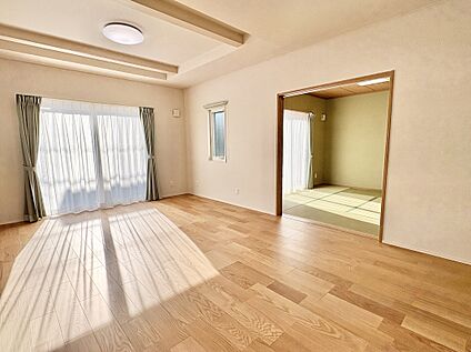 陽射し差し込むリビングと隣接和室