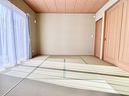 日差しが入る8帖の和室