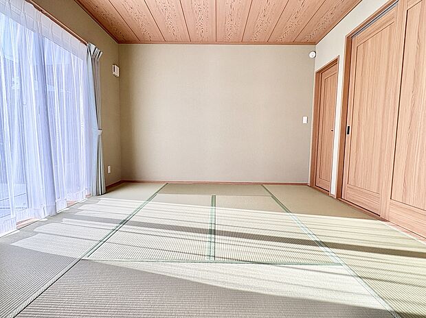 【日差しが入る8帖の和室】旅館の様な雰囲気の和室は贅沢な8帖の広さをご用意しました。大きな掃き出し窓から光が差し込み、陽当りも良好です。